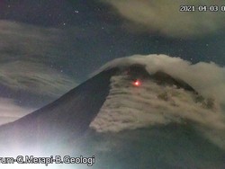 Gunung Merapi 10 Kali Luncurkan Lava Pijar Hari Ini