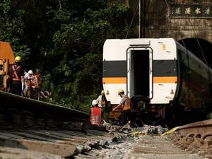Dibawa Polisi, Pemilik Truk Penyebab Kecelakaan Kereta di Taiwan Minta Maaf Dibawa Polisi, Pemilik Truk Penyebab Kecelakaan Kereta di Taiwan Minta Maaf