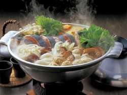 Kesal Dengar Suara Mobil Saat Makan, Pria Ini Siram Kuah Steamboat ke Pengunjung