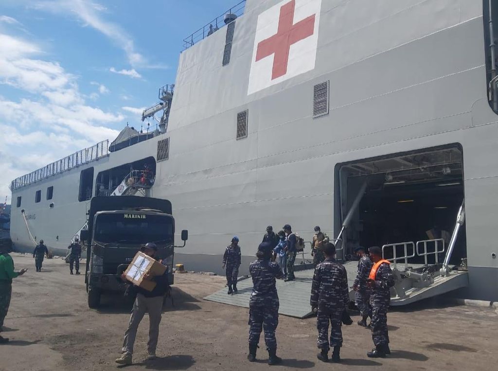 KRI Semarang Angkut 505 CPNS KemenPUPR Tiba di Banyuwangi KRI Semarang Angkut 505 CPNS KemenPUPR Tiba di Banyuwangi