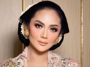 Bersanggul Jawa, Krisdayanti Cantik Manglingi di Pernikahan Aurel
