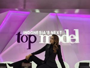 7 Aksi Luna Maya Jadi Juri Kontes Model, Dituding Sepelekan Kesehatan Mental 7 Aksi Luna Maya Jadi Juri Kontes Model, Dituding Sepelekan Kesehatan Mental