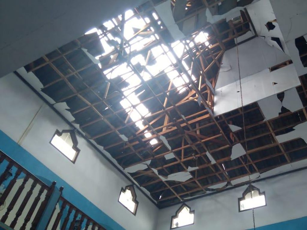 Masjid Nurul Jannah Jagakarsa Tersambar Petir, Kubah Penyok-Atap Bolong Masjid Nurul Jannah Jagakarsa Tersambar Petir, Kubah Penyok-Atap Bolong