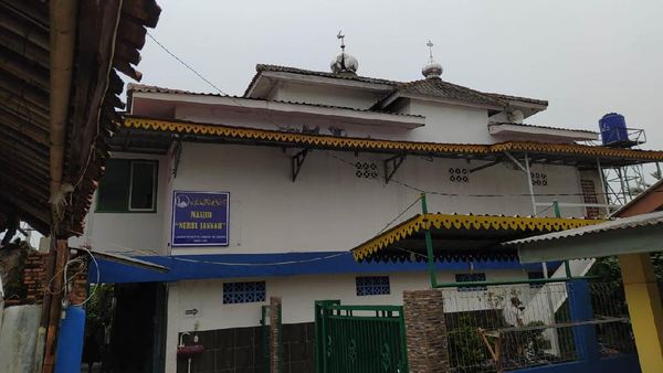 Penampakan Atap Masjid di Jagakarsa Bolong Tersambar Petir