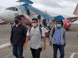 Dikawal Densus 88, Muchsin Kamal Penjual Airgun ke Zakiah Aini Tiba di Jakarta Dikawal Densus 88, Muchsin Kamal Penjual Airgun ke Zakiah Aini Tiba di Jakarta