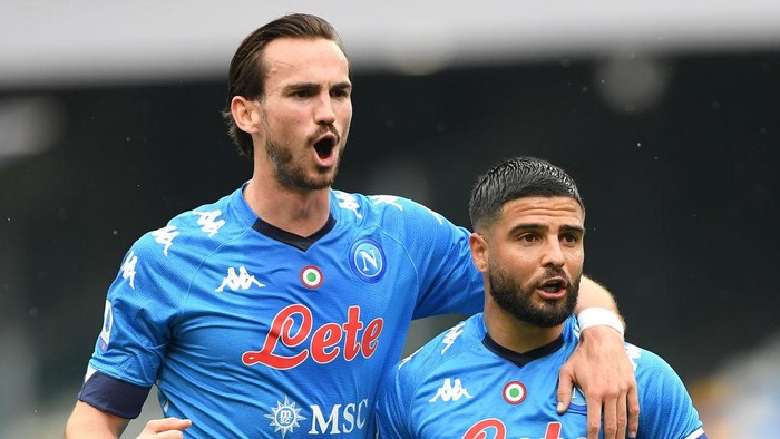 NAPLES, ITALY - APRIL 03: Lorenzo Insigne of SSC Napoli (R) celebrates with teammate Fabian Ruiz after scoring their sides first goal during the Serie A match between SSC Napoli and FC Crotone at Stadio Diego Armando Maradona on April 03, 2021 in Naples, Italy. Sporting stadiums around Italy remain under strict restrictions due to the Coronavirus Pandemic as Government social distancing laws prohibit fans inside venues resulting in games being played behind closed doors. (Photo by Francesco Pecoraro/Getty Images)