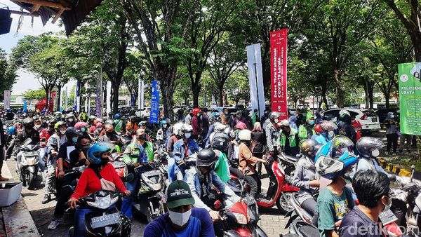 Penampakan Membludaknya Antrean Vaksinasi Drive Thru di Ubaya