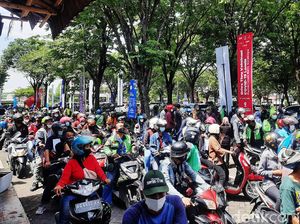 Penampakan Membludaknya Antrean Vaksinasi Drive Thru di Ubaya Penampakan Membludaknya Antrean Vaksinasi Drive Thru di Ubaya