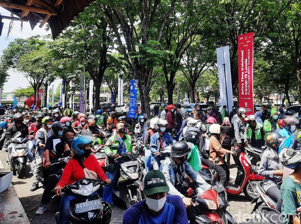 Penampakan Membludaknya Antrean Vaksinasi Drive Thru di Ubaya