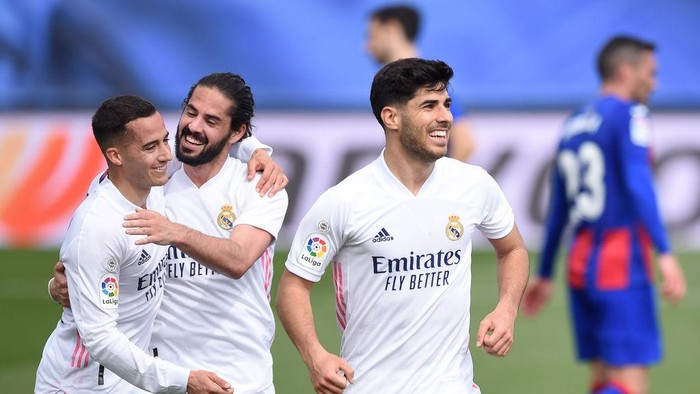 MADRID, SPAIN - APRIL 03: Marco Asensio of Real Madrid celebrates with team mates Lucas Vazquez and Isco after scoring their sides first goal but it is later disallowed following a VAR review during the La Liga Santander match between Real Madrid and SD Eibar at Estadio Santiago Bernabeu on April 03, 2021 in Madrid, Spain. Sporting stadiums around Spain remain under strict restrictions due to the Coronavirus Pandemic as Government social distancing laws prohibit fans inside venues resulting in games being played behind closed doors. (Photo by Denis Doyle/Getty Images)