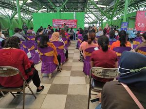 Ribuan Pedagang Pasar Porong di Sidoarjo Jalani Vaksinasi COVID-19