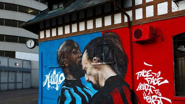 MILAN, ITALY - FEBRUARY 25: A mural is seen on a building outside the stadium of Romelu Lukaku of FC Internazionale as he clashes with Zlatan Ibrahimovic of AC Milan ahead of the UEFA Europa League Round of 32 match between AC Milan and Crvena Zvezda at San Siro Stadium on February 25, 2021 in Milan, Italy. Sporting stadiums around Italy remain under strict restrictions due to the Coronavirus Pandemic as Government social distancing laws prohibit fans inside venues resulting in games being played behind closed doors. (Photo by Marco Luzzani/Getty Images)