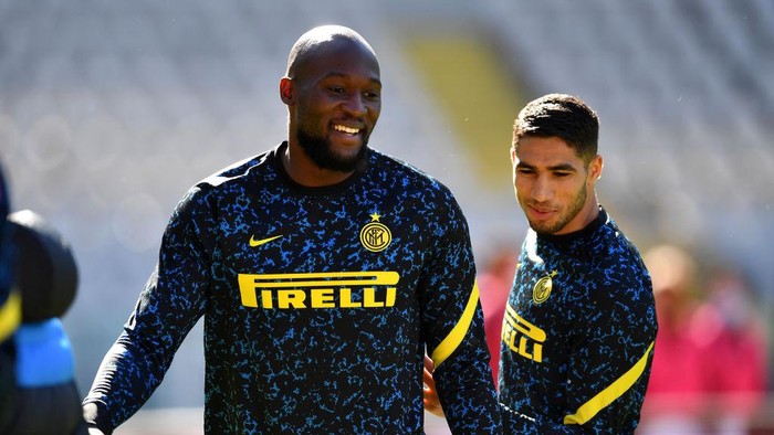 TURIN, ITALY - MARCH 14: Romelu Lukaku of Internazionale warms up prior to the Serie A match between Torino FC  and FC Internazionale at Stadio Olimpico di Torino on March 14, 2021 in Turin, Italy. Sporting stadiums around Italy remain under strict restrictions due to the Coronavirus Pandemic as Government social distancing laws prohibit fans inside venues resulting in games being played behind closed doors. (Photo by Valerio Pennicino/Getty Images)