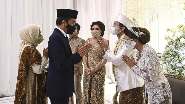 Presiden Joko Widodo dan Menteri Pertahanan Prabowo Subianto menjadi saksi Pernikahan Atta Halilintar - Aurel Hermansyah.