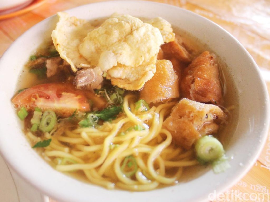 Slurpp! Segarnya Soto Mie Bogor Racikan Mang Ohim Slurpp! Segarnya Soto Mie Bogor Racikan Mang Ohim