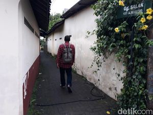 Geledah Rumah Terduga Teroris di Bantul, Polisi Amankan Rompi hingga HT Geledah Rumah Terduga Teroris di Bantul, Polisi Amankan Rompi hingga HT