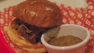 Lezatnya Cheese Burger Kekinian di Supper dengan Nuansa Kota New York