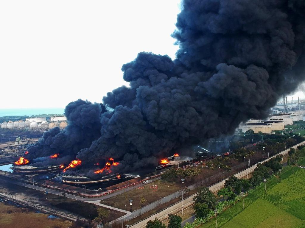 Kabareskrim Selidiki Unsur Kelalaian Kebakaran Kilang Pertamina Indramayu Kabareskrim Selidiki Unsur Kelalaian Kebakaran Kilang Pertamina Indramayu