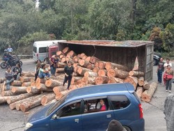 Truk Kayu Terbalik di Lintas Medan-Berastagi, Buka Tutup Jalan Diterapkan