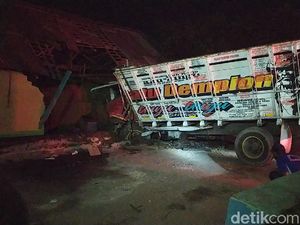 Truk Tabrak Madrasah Tewaskan 2 Orang di Garut, Polsi Lakukan Olah TKP