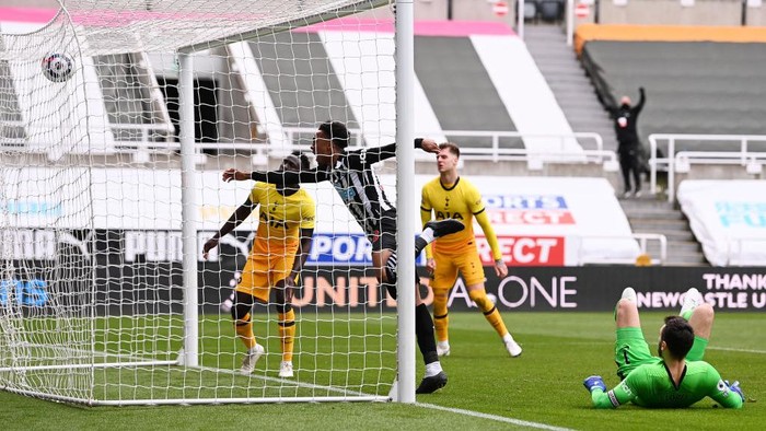 NEWCASTLE UPON TYNE, ENGLAND - APRIL 04: Joe Willock of Newcastle United scores their teams second goal during the Premier League match between Newcastle United and Tottenham Hotspur at St. James Park on April 04, 2021 in Newcastle upon Tyne, England. Sporting stadiums around the UK remain under strict restrictions due to the Coronavirus Pandemic as Government social distancing laws prohibit fans inside venues resulting in games being played behind closed doors. (Photo by Stu Forster/Getty Images)