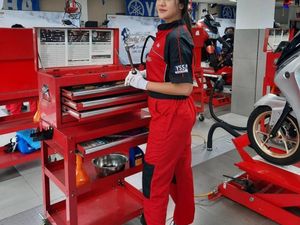 Saat Anya Geraldine Berseragam Mekanik Yamaha, Ngapain Nih?