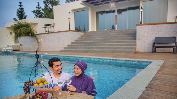 Momen Romantis April Jasmine dan Ustaz Solmed Saat Makan Bersama