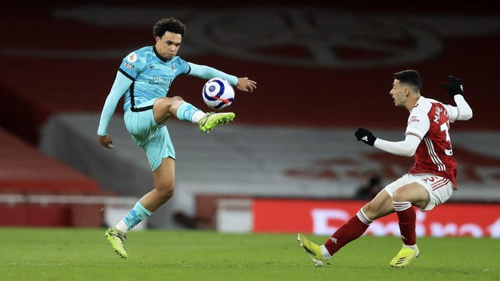 Arsenals Gabriel Martinelli, right, challenges Liverpools Trent Alexander-Arnold during the English Premier League soccer match between Arsenal and Liverpool at the Emirates Stadium in London, England, Saturday, April 3, 2021. (Adam Davy/Pool via AP)