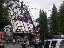 Hujan Lebat-Angin Kencang di Sleman Robohkan Atap Rumah hingga Baliho