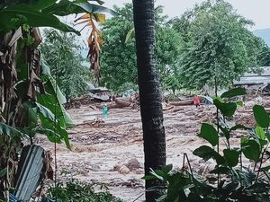 Flores Timur Dihajar Banjir Bandang, Puluhan Orang Tewas!