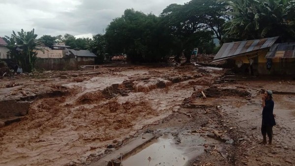 BANJIR BANDANG FLORES TIMUR Sejumlah warga menyaksikan rumah yang rusak akibat banjir bandang di Desa Waiburak, Kecamatan Adonara Timur, Flores Timur, NTT, Minggu (4/4/2021). Berdasarkan data BPBD Kabupaten Flores Timur sebanyak 23 warga meninggal dunia akibat banjir bandang yang dipicu hujan dengan intensitas tinggi pada minggu dini hari. ANTARA FOTO/HO/Dok BPBD Flores Timur/wpa/foc.