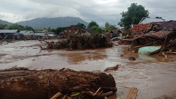 BANJIR BANDANG FLORES TIMUR Sejumlah warga menyaksikan rumah yang rusak akibat banjir bandang di Desa Waiburak, Kecamatan Adonara Timur, Flores Timur, NTT, Minggu (4/4/2021). Berdasarkan data BPBD Kabupaten Flores Timur sebanyak 23 warga meninggal dunia akibat banjir bandang yang dipicu hujan dengan intensitas tinggi pada minggu dini hari. ANTARA FOTO/HO/Dok BPBD Flores Timur/wpa/foc.