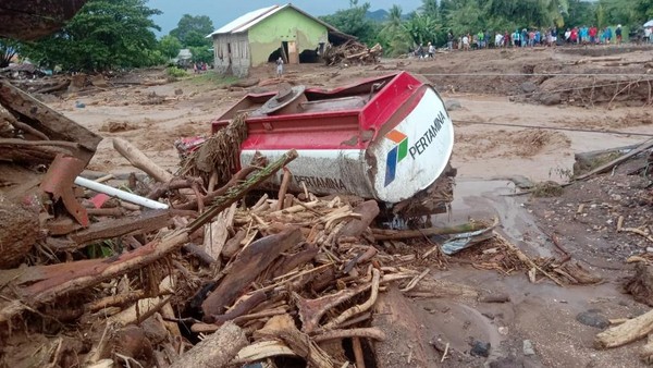 BANJIR BANDANG FLORES TIMUR Sejumlah warga menyaksikan rumah yang rusak akibat banjir bandang di Desa Waiburak, Kecamatan Adonara Timur, Flores Timur, NTT, Minggu (4/4/2021). Berdasarkan data BPBD Kabupaten Flores Timur sebanyak 23 warga meninggal dunia akibat banjir bandang yang dipicu hujan dengan intensitas tinggi pada minggu dini hari. ANTARA FOTO/HO/Dok BPBD Flores Timur/wpa/foc.