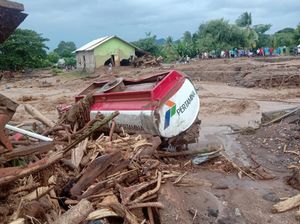 4 Mobil Tangki Pertamina Rusak Imbas Banjir Bandang NTT, Penyaluran BBM Aman?