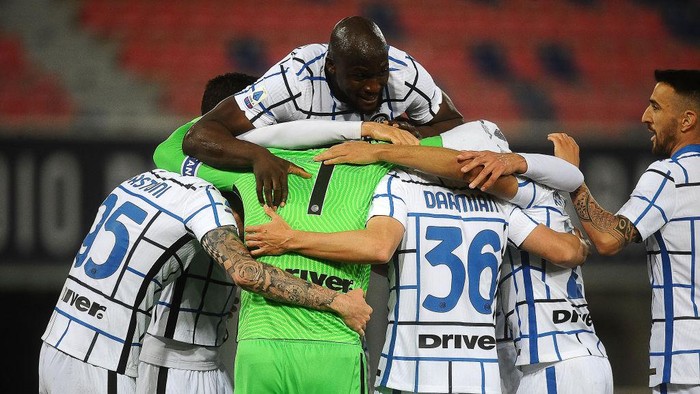 BOLOGNA, ITALY - APRIL 03:  Players of FC Internazionale celebrate at the end of the Serie A match between Bologna FC and FC Internazionale at Stadio Renato DallAra on April 03, 2021 in Bologna, Italy. (Photo by Mario Carlini / Iguana Press/Getty Images)