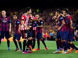 Neymar terlibat cekcok dengan Xabier Etxeita. Ini terjadi dalam final Copa del Rey antara Barcelona melawan Athletic Bilbao pada 30 Mei 2015. (Foto: Getty Images/Alex Caparros)
