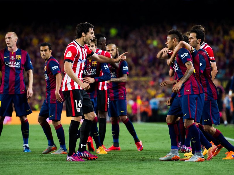 BARCELONA, SPAIN - MAY 30: Xabier Etxeita (C) of Athletic Club have words with Neymar Santos Jr (2nd R) of FC Barcelona during the Copa del Rey Final between Athletic Club and FC Barcelona at Camp Nou on May 30, 2015 in Barcelona, Spain. (Photo by Alex Caparros/Getty Images)