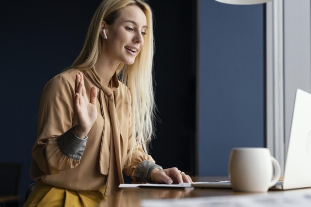 Jika kamu berada dalam forum yang tidak terlalu besar, cobalah untuk menyapa satu per satu peserta dalam pertemuan online tersebut.