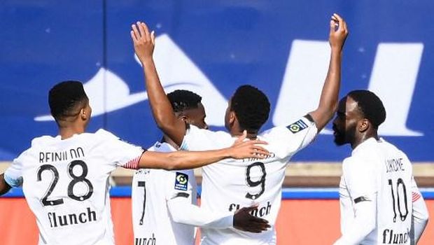 Lille's Canadian forward Jonathan David (2R) celebrates after scoring a goal during the French L1 football match between Paris-Saint Germain (PSG) and Lille (LOSC) at the Parc des Princes Stadium in Paris, on April 3, 2021. (Photo by FRANCK FIFE / AFP)