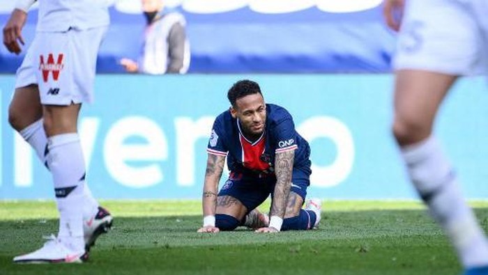 Paris Saint-Germains Brazilian forward Neymar kneels on the lawn during the French L1 football match between Paris-Saint Germain (PSG) and Lille (LOSC) at the Parc des Princes Stadium in Paris, on April 3, 2021. (Photo by FRANCK FIFE / AFP)