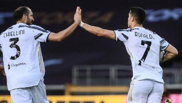 Juventus' Portuguese forward Cristiano Ronaldo (R) celebrates with Juventus' Italian defender Giorgio Chiellini after scoring an equalizer during the Italian Serie A football match Torino vs Juventus on April 03, 2021 at the Olympic stadium in Turin. (Photo by Marco BERTORELLO / AFP)