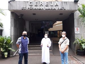 Ibadah Paskah di Gereja Santa Jaksel Berlangsung Khidmat dengan Prokes Ketat Ibadah Paskah di Gereja Santa Jaksel Berlangsung Khidmat dengan Prokes Ketat