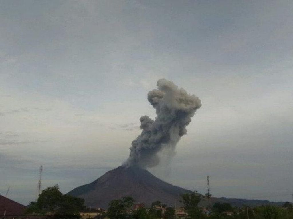Erupsi Gunung Sinabung, Abu Vulkanik Membubung Setinggi 4.500 Meter