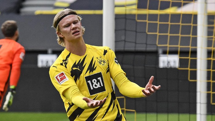 Dortmunds Erling Haaland reacts after missing a chance during the German Bundesliga soccer match between Borussia Dortmund and Eintracht Frankfurt in Dortmund, Germany, Saturday, April 3, 2021. (AP Photo/Martin Meissner, Pool)