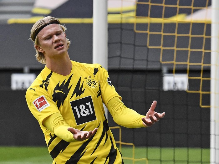 Dortmunds Erling Haaland reacts after missing a chance during the German Bundesliga soccer match between Borussia Dortmund and Eintracht Frankfurt in Dortmund, Germany, Saturday, April 3, 2021. (AP Photo/Martin Meissner, Pool)