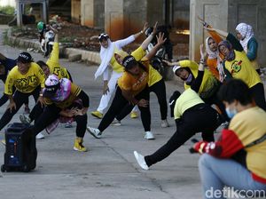 Jaga Kesehatan di Masa Pandemi, Emak-emak Senam di Kolong Tol