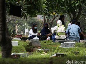 Jelang Ramadhan, TPU Menteng Pulo Dipenuhi Peziarah