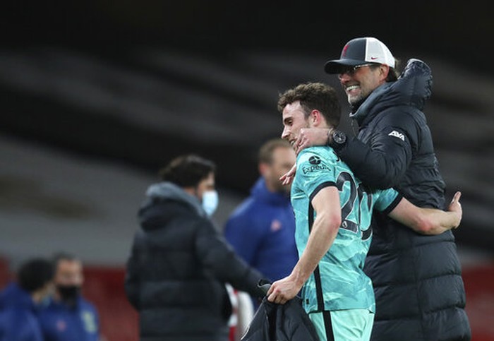 Liverpools manager Jurgen Klopp, right, smiles with Liverpools Diogo Jota after the English Premier League soccer match between Arsenal and Liverpool at the Emirates Stadium in London, England, Saturday, April 3, 2021. (Catherine Ivill/Pool via AP)