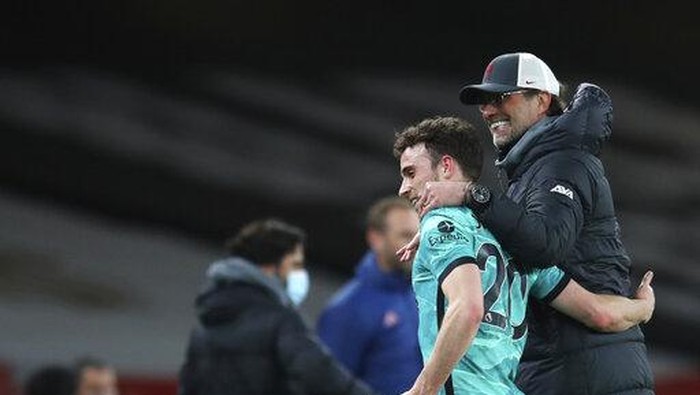 Juergen Klopp Liverpools manager Jurgen Klopp, right, smiles with Liverpools Diogo Jota after the English Premier League soccer match between Arsenal and Liverpool at the Emirates Stadium in London, England, Saturday, April 3, 2021. (Catherine Ivill/Pool via AP)