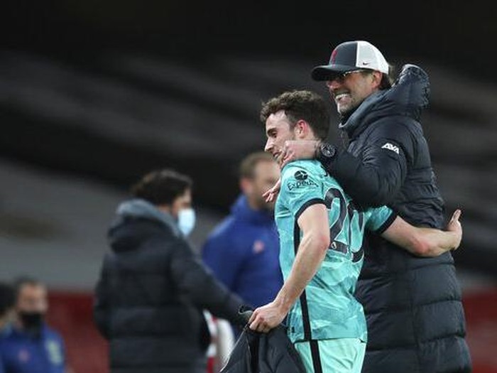 Liverpool's manager Jurgen Klopp, right, smiles with Liverpool's Diogo Jota after the English Premier League soccer match between Arsenal and Liverpool at the Emirates Stadium in London, England, Saturday, April 3, 2021. (Catherine Ivill/Pool via AP)
